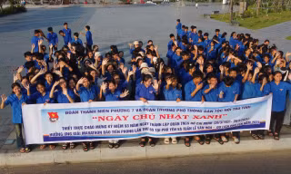 Thanh niên tình nguyện trường dân tộc thiểu số Phú Yên ra quân làm sạch môi trường, hưởng ứng Tiền Phong Marathon