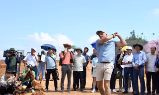 Tay golf huyền thoại Greg Norman và cú swing trên sân golf Văn Lang Empire 