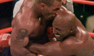 Tròn 1/4 thế kỷ và sự thật đằng sau cú cắn tai kinh điển của Mike Tyson với Holyfield