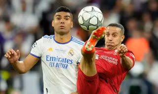 Vì sao hoàn tất hợp đồng, MU vẫn không thể sử dụng Casemiro trong đại chiến với Liverpool?