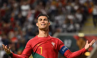 Câu chuyện buồn đằng sau gương mặt mếu máo của Ronaldo
