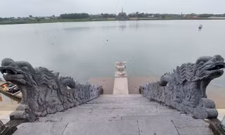 Ghé bến thả hoa, tri ân các liệt sỹ trên 'dòng sông hoa đỏ'