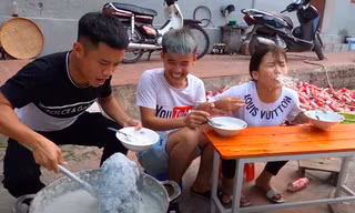 Clip “nấu cháo gà nguyên lông” chỉ là một trong vô số vlog câu view bất chấp trên YouTube