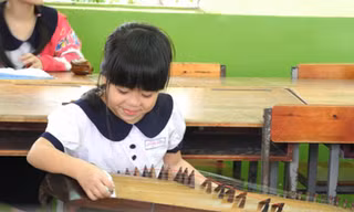 Lanh lảnh tiếng đàn tranh trong trường tiểu học