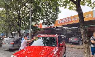 Trời hửng nắng, người dân Hà Nội xếp hàng chờ đến lượt rửa xe ô tô