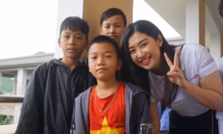 Phạm Ngọc Linh cùng các học trò nghèo nhận học bổng từ chương trinh
