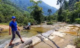 Anh Triệu Văn Vinh - Bí thư Xã Đoàn Sinh Long, Na Hang, Tuyên Quang quyết tâm kêu gọi thanh niên "đập đá, vác đất" xây dựng cầu cho địa phương