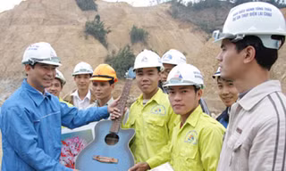 Anh Dương Văn An tặng quà cho công nhân công trình thủy điện Lai Châu Ảnh: Nguyễn Hà