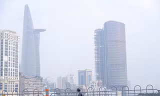 Bầu trời TPHCM mù mịt từ sáng tới trưa, bụi mịn vượt xa mức cho phép