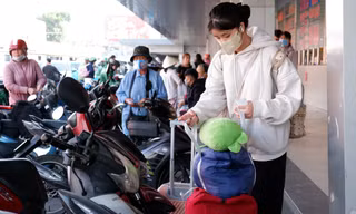 Các bến xe, cửa ngõ TPHCM đông người di chuyển về quê ăn Tết sớm