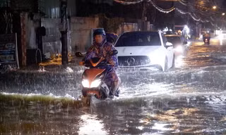 Mưa sầm sập từ chiều đến tối, người dân TPHCM bì bõm lội nước về