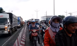 Người xe ùn ùn đổ về TPHCM dù chưa hết lễ