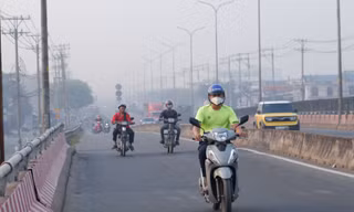 Bầu trời TPHCM mịt mù, sắp mưa lớn