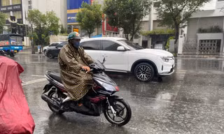 TPHCM cuối tuần có mưa trái mùa kèm các hiện tượng cực đoan 