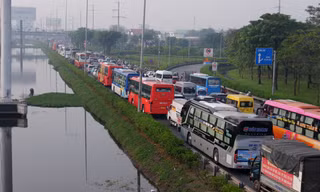 'Chen chân' ở cửa ngõ TPHCM sáng 25 Tết 
