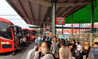 Người dân lỉnh kỉnh hành lý, bắt đầu rời TPHCM về quê đón Tết 