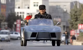 Ông Guo lái siêu xe Lamborghini tự chế chở cháu nội đi chơi
