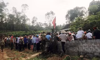 Hàng trăm người bắt giữ chiến sĩ công an đang làm nhiệm vụ trên địa bàn xã Bắc Sơn ngày 10/4. 