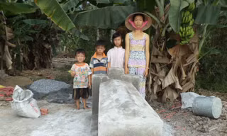 Chị Kiều và các con bên mộ cháu Thắm