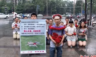 Mo Xiangsong cùng 14 bạn học quỳ gối xin vay tiền tỷ phú để chữa bệnh.