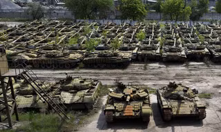 Bạt ngàn xe tăng Ukraine bỏ hoang giữa lúc nguy biến