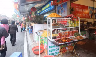 Đầu năm nhiều hàng quán xung quanh phủ Tây Hồ ra sức hét giá (ảnh minh họa: NLĐ)