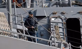 Một lính Hải quân Mỹ trên tàu USS Donald Cook ở Romania hôm 14/4