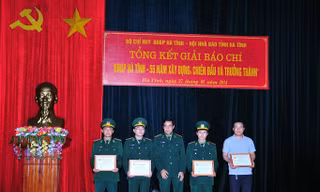 BCH Biên phòng tỉnh đã trao kỷ niệm chương “Vì chủ quyền biên giới” cho 10 nhà báo đang hoạt động trên địa bàn tỉnh