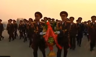 Quân nhân đến đặt hoa tại tượng đài cố Chủ tịch Kim Jong Il nhân ngày sinh nhật hôm 16/2