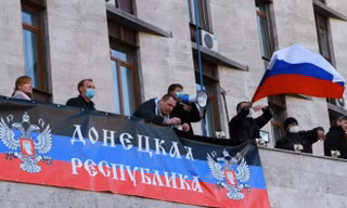 Những người biểu tình thân Nga chiếm trụ sở cơ quan chính quyền tại Donetsk, miền đông Ukraine vào chủ nhật, yêu cầu tổ chức trưng cầu dân ý về chủ quyền của vùng này.