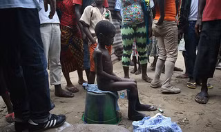 Em bé nghi bị nhiễm Ebola bị bỏ mặc ngoài đường đông người
