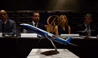 Một mẫu máy bay Boeing 777-200 được trưng bày trong cuộc họp báo của công ty luật Ribbeck tại Kuala Lumpur ngày 26/3. 