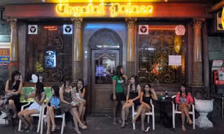 Khu đèn đỏ Patpong nổi tiếng ở Bangkok, Thái Lan