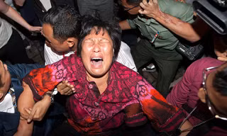 Người thân đau đớn khi nhận được tin MH370 biến mất.