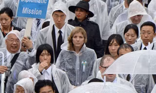 Đại sứ Mỹ tại Nhật Bản Caroline Kennedy có mặt trong buổi tưởng niệm sáng 6/8 ở Mái vòm Bom Nguyên tử tại Khu Tưởng niệm Hòa bình Hiroshima