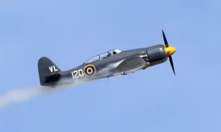 Khói trắng bốc lên từ chiếc Hawker Sea Fury khi đang trình diễn
