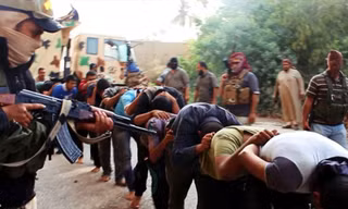 Tay súng bịt mặt áp giải binh sỹ Iraq
