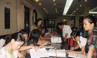 Các sở GD&ĐT bàn giao hồ sơ tuyển sinh cho các trường ĐH, CĐ năm 2010 Ảnh: Quý Hiên