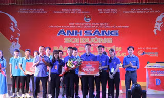 Ban tổ chức trao giải Nhất cuộc thi "Ánh sáng soi đường" khu vực miền bắc cho đội tuyển Thái Nguyên. 