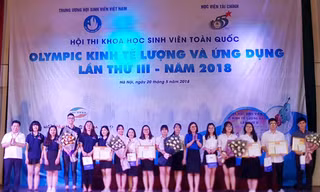 Ban tổ chức trao giải Nhất Hội thi khoa học sinh viên toàn quốc “Olympic Kinh tế lượng và ứng dụng” lần thứ 3 cho 5 đội thi. 