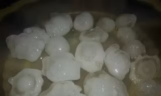 Những hạt mưa đá to trút xuống to hơn quả trứng gà.