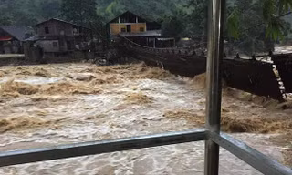 Vào đêm 23 rạng sáng 24-6, do mưa lớn kéo dài, Nhà máy thủy điện Sử Pán 1 đã bất ngờ xả lũ.