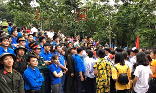 Các bạn tình nguyện viên nhặt rác trong đêm ở khu di tích đèn Hùng ngày 9/3 âm lịch.