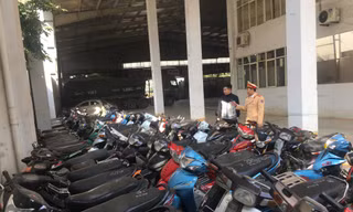 Các phương tiện giao thông của các đội tượng đua xe tại cơ quan chức năng.