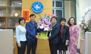 Bí thư thứ nhất T.Ư Đoàn Lê Quốc Phong (thứ 2, từ trái qua) tặng hoa chúc mừng Hội thầy thuốc trẻ Việt Nam. 