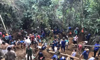 Hàng trăm người dân kéo lên khu vực núi đá (Bãi Bưởi) tìm đá quý.