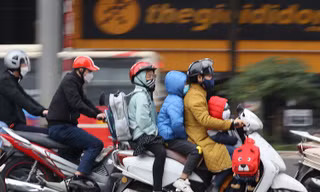 Đón gió mùa đông bắc, người dân Hà Nội đi làm đi học đầu tuần trong thời tiết lạnh