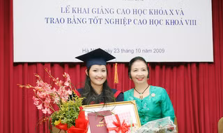 Nhotkhammani (trái) và mẹ tại Lễ nhận bằng thạc sĩ năm 2009