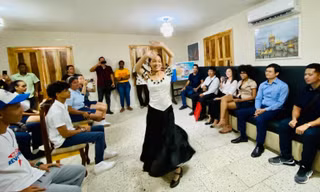 Phút ngẫu hứng với đoàn viên, thanh niên, học sinh Cuba