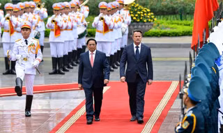 Thủ tướng Phạm Minh Chính và Thủ tướng Luxembourg Xavier Bettel chụp ảnh chung trước hội đàm. (Ảnh: Như Ý)